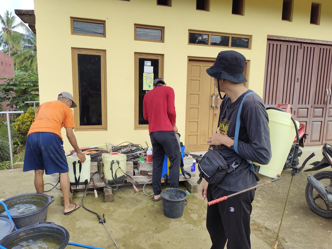 Pemerintah Desa Mario Gelar Jumat Bersih, Semprot Rumput di Jalan Desa dan Taman Toga
